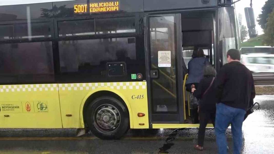 İstanbul'da sağanak sele dönüştü: İstinat duvarı çöktü, yollar göle döndü... 17